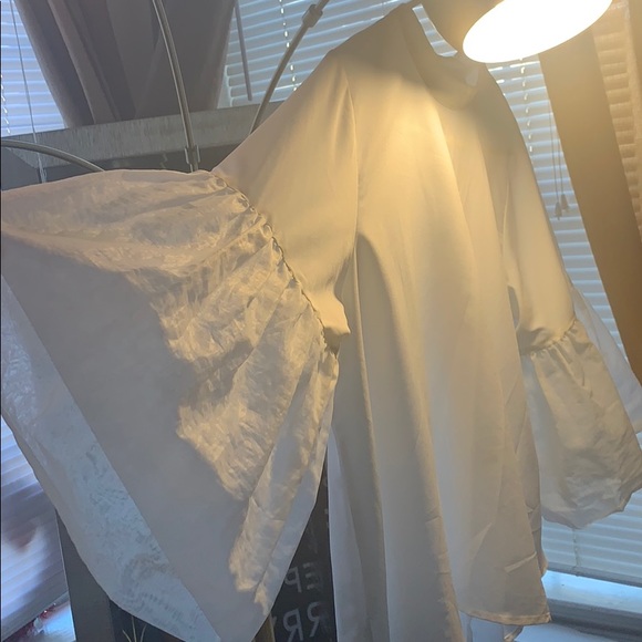 While puffer sleeve polyester blouse . - Picture 2 of 4